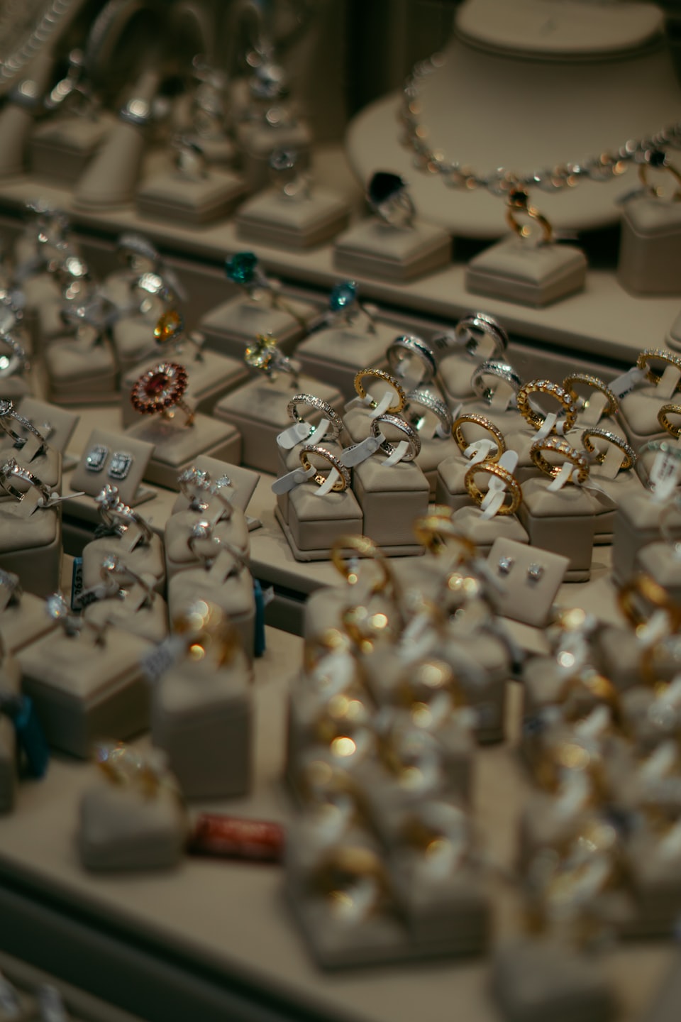 Selección de anillos y pequeños accesorios en expositores