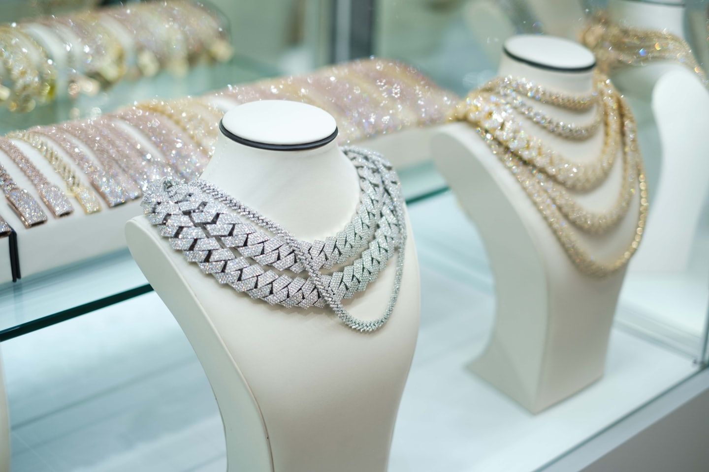Collares y conjuntos sobre expositores de joyería