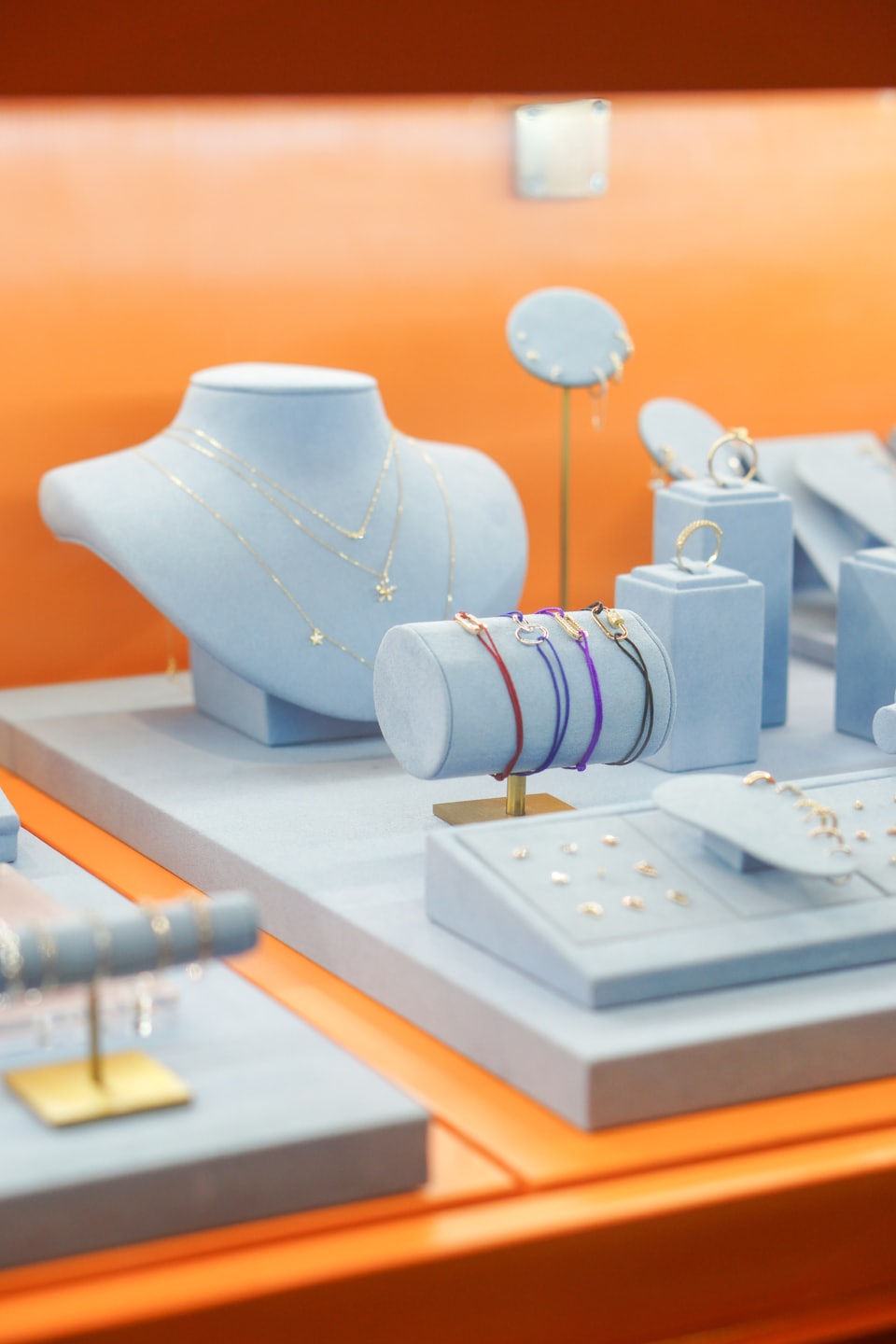 Escaparate con collares, pulseras y expositores claros